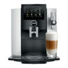 vue de face de la Jura S8 on voit l'écran tactile présentant espresso, grand café, capuccino, café au lait