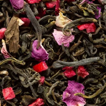 Mélange de thé vert en vrac avec des morceaux de fruits rouges séchés et des pétales de fleurs colorées
