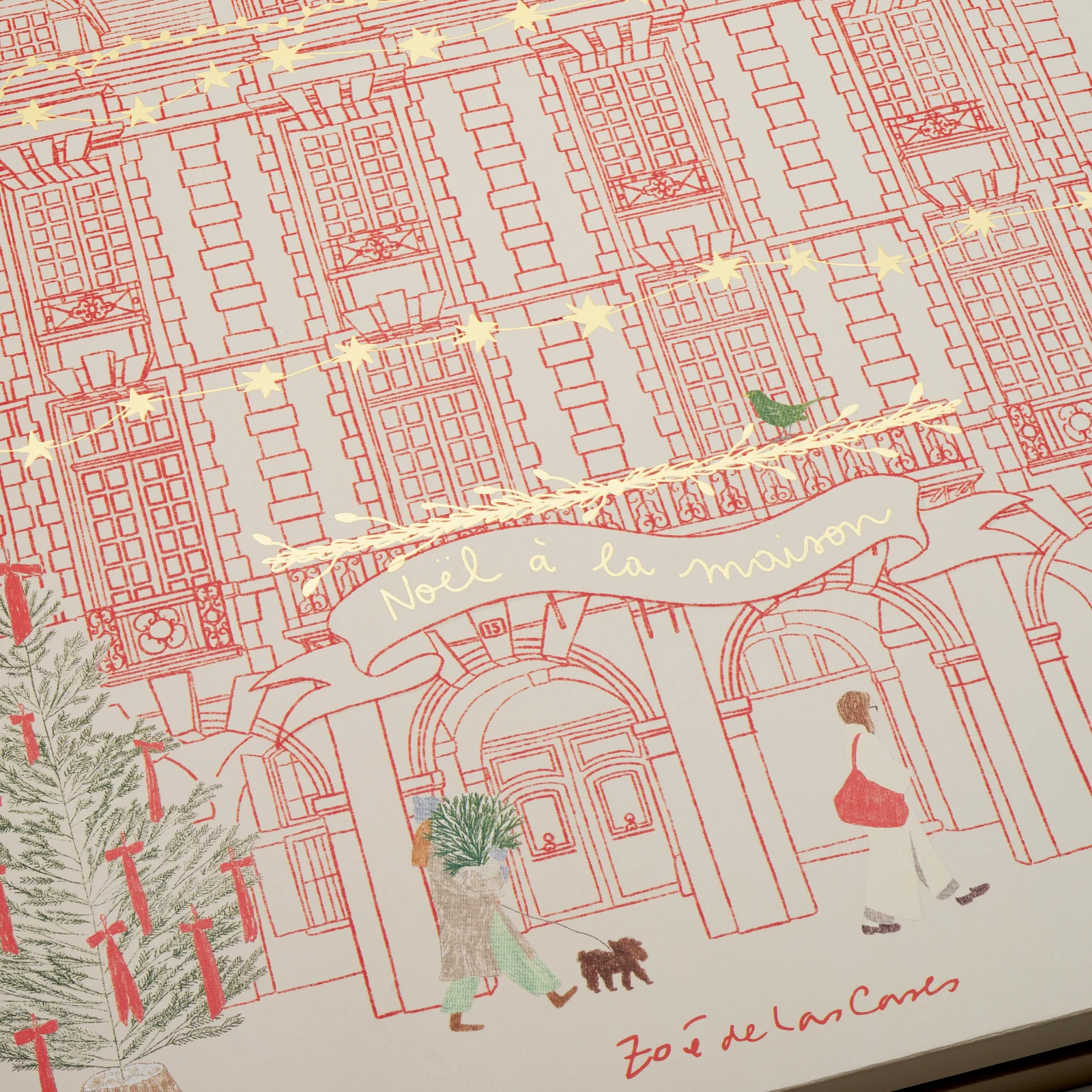 Illustration de Noël à la maison par Zoé de Las Cases représentant une façade d'immeuble parisien avec une femme, son chien et un sapin