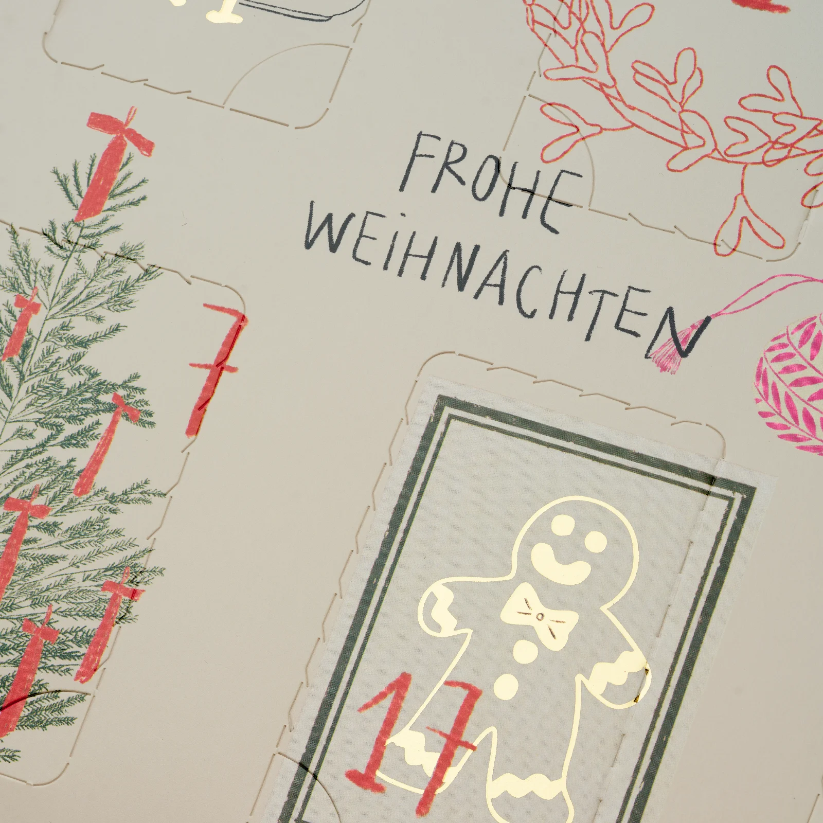 Calendrier de l'avent avec inscription Frohe Weihnachten et case numéro 17 illustrée d'un petit bonhomme en pain d'épices doré