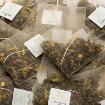 Plusieurs sachets Cristal de tisane de Noël de Dammann Frères remplis d'un mélange d'herbes, de fruits rouges et d'épices