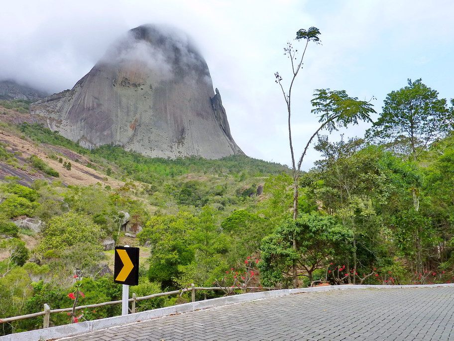 Aperçu d'un paysage forestier et montagneux dans la région de Espirito Santo, au Brésil