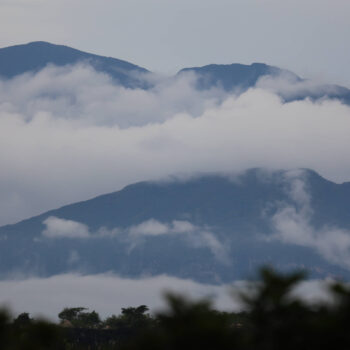 Paysage de montagnes brumeuses en Colombie, région de Tolima, évoquant l'altitude et le terroir du café Fabrica BIO