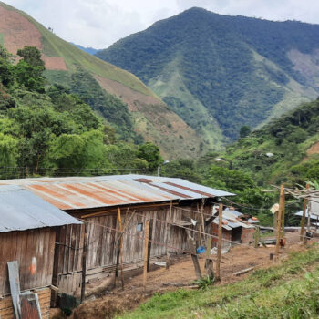 Vue d'un village rural dans les montagnes de Tolima, Colombie, avec des maisons en bois et des plantations en terrasse sur les collines verdoyantes