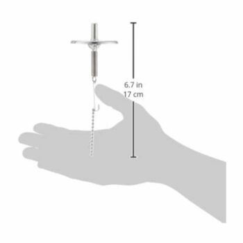Porte-filtre en acier inoxydable Hario F-103MN avec chaînette, montrant sa taille de 17 cm par rapport à une main