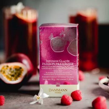 Boîte d'infusion glacée Passion Framboise Dammann Frères avec des fruits de la passion et des framboises autour