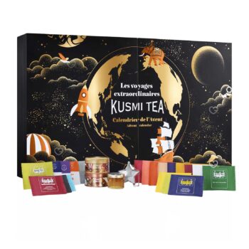 Calendrier de l'Avent Kusmi Tea BIO 2025, illustration cosmique avec globe, fusée et voilier, entouré de sachets de thé et boîtes
