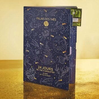 Calendrier de l'Avent Palais des Thés bleu nuit orné de constellations et d'un sachet de thé de Noël en relief sur un fond doré scintillant