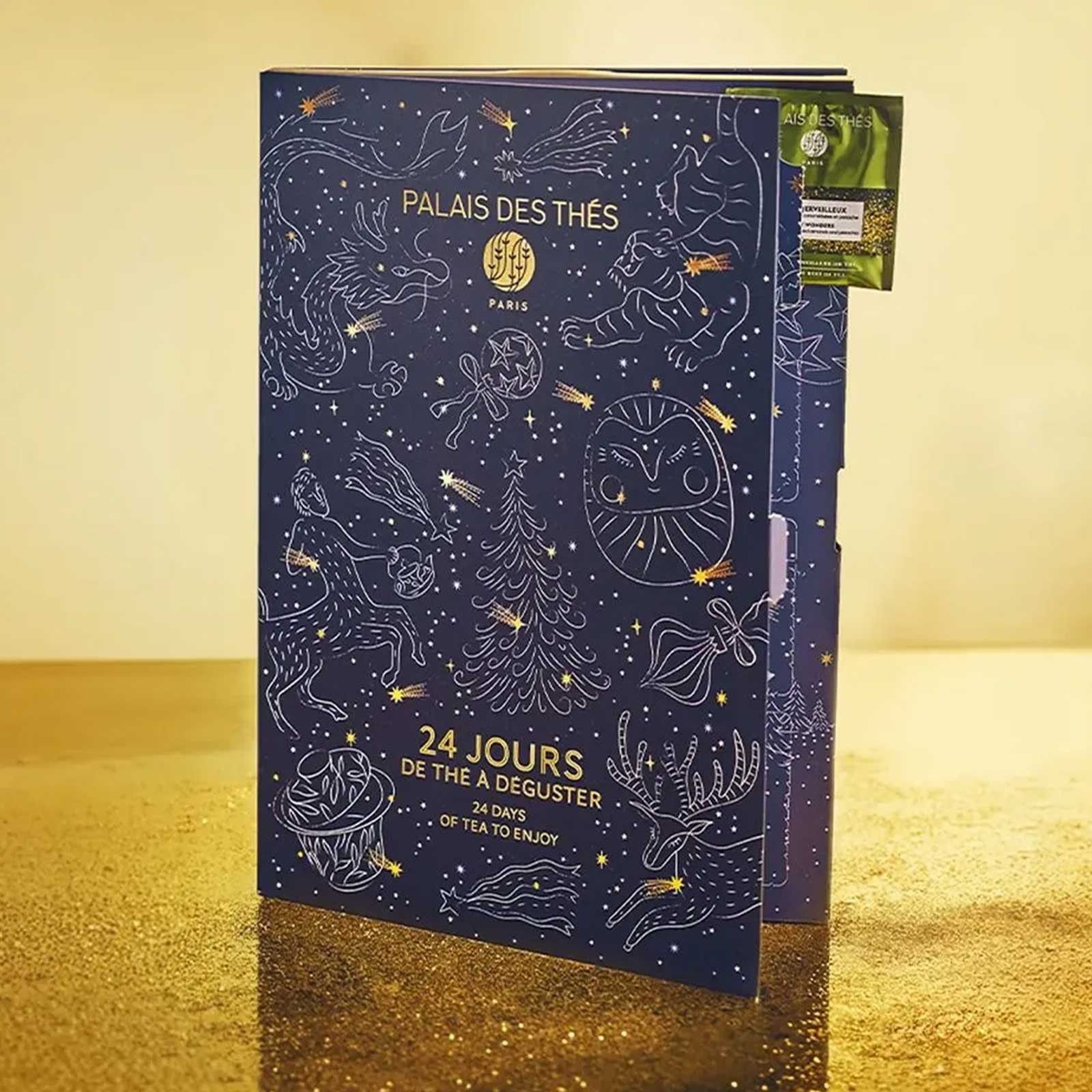 Calendrier de l'Avent Palais des Thés bleu nuit orné de constellations et d'un sachet de thé de Noël en relief sur un fond doré scintillant