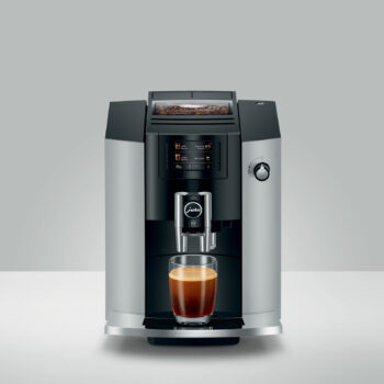 Un grand café préparé avec la JURA E6 Platinum (EB)