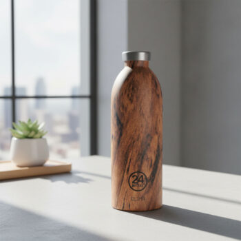 Bouteille isotherme 24Bottles au design Sequoia Wood, avec un bouchon argenté mat, posée sur une table près d'une fenêtre