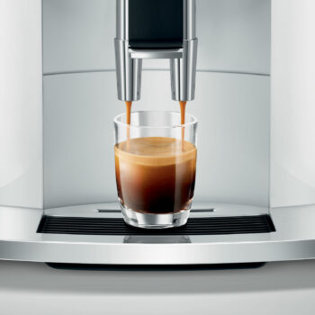 Préparation d'un espresso avec la JURA E6 Piano White (EB)