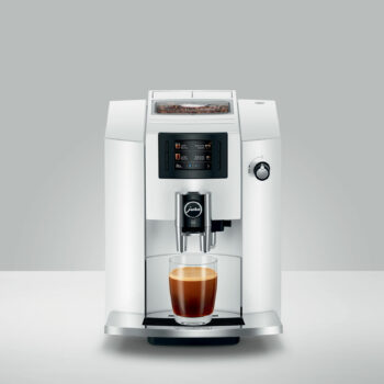 Un grand café réalisé avec la JURA E6 Piano White (EB)