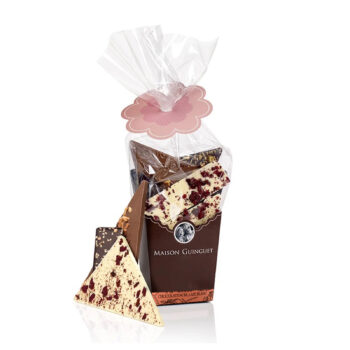 Boîte-sac transparent Guinguet avec étiquette fleur et assortiment chocolats noir, lait, blanc prêt à offrir