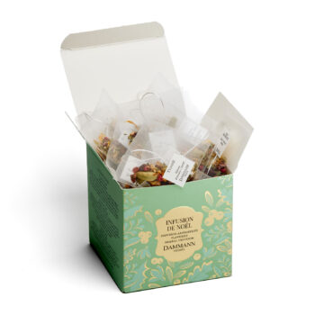 Boîte ouverte Dammann Frères Tisane de Noël verte, sachets Cristal avec épices et fruits, packaging festif doré