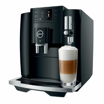 La préparation d'un latte macchiato avec la JURA E8 Piano Black (EB)