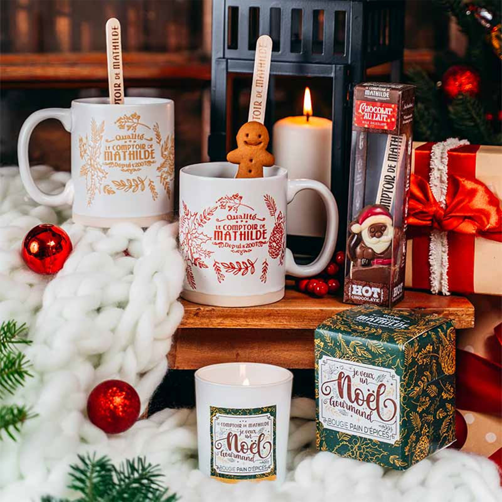 Boîte de chocolat chaud Père Noël du Comptoir de Mathilde, avec une tasse et une bougie décorative, ambiance de Noël