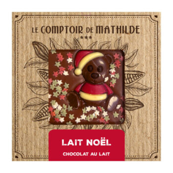Tablette de chocolat au lait Le Comptoir de Mathilde ornée d'un ours de Noël avec un bonnet, étoiles colorées et mention 'Lait Noël Chocolat au lait'