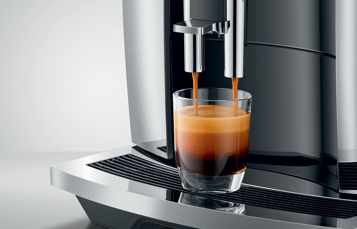 Gros plan sur la préparation d'un espresso avec la JURA E8 Chrome (EB)