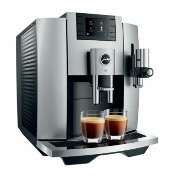 Vue de gauche, la JURA E8 Moonlight Silver (EB) avec deux espresso prêts à être dégustés