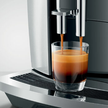 Un espresso en préparation sur la JURA E8 Moonlight Silver (EB)