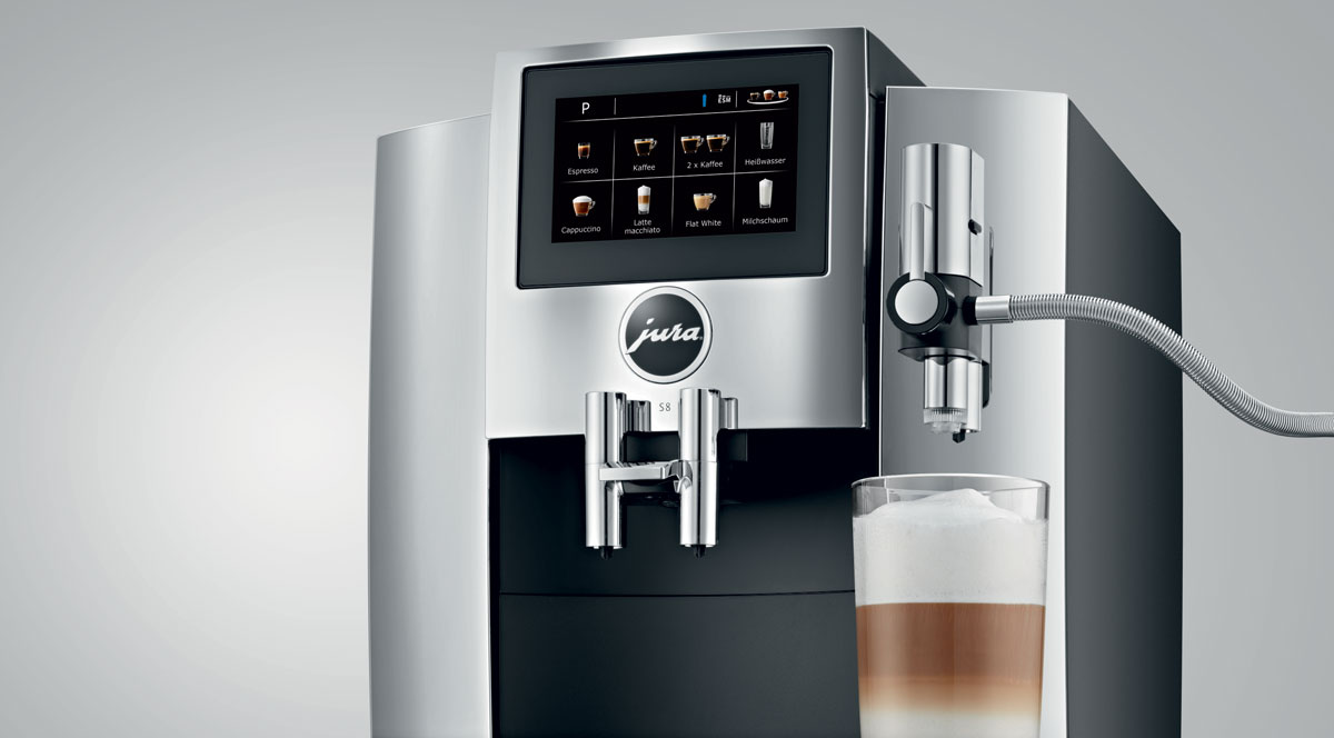 Préparation d'un latte macchiato avec la JURA S8 Chrome (EA)