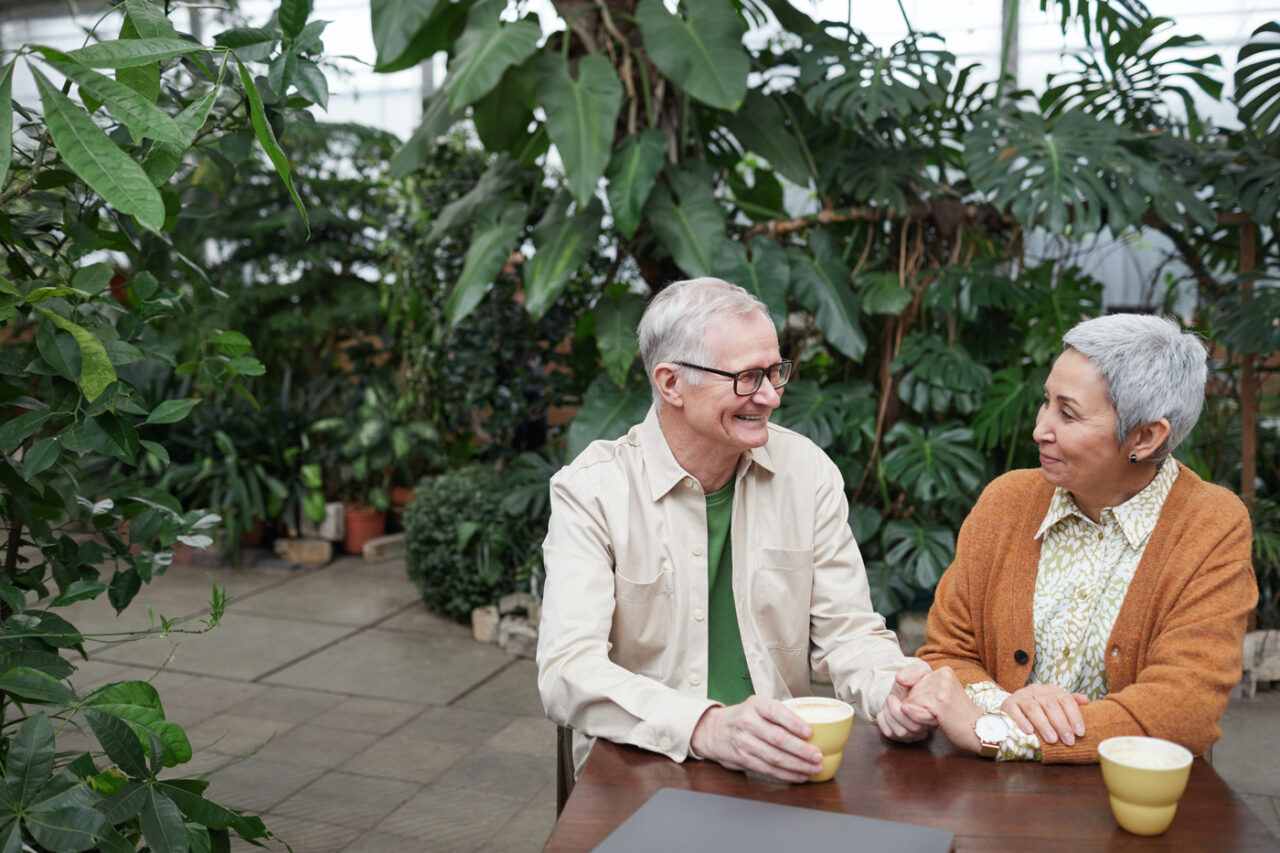 Couple senior appréciant un bon café chaud.