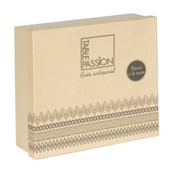 Boîte cadeau en carton kraft Table Passion avec le logo de la marque et le label grès artisanal décoré à la main, ornée de frises géométriques