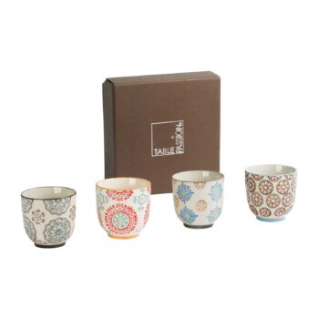 Coffret de quatre tasses à thé en porcelaine aux motifs colorés et variés, présenté devant sa boîte cartonnée de la marque Table Passion