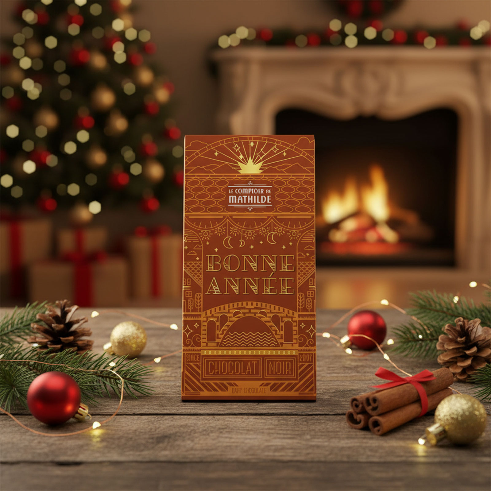 Tablette de chocolat noir Le Comptoir de Mathilde "Bonne Année" 100g, mise en scène festive avec sapin et cheminée