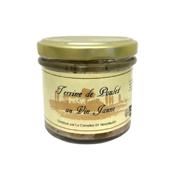 Terrine de poulet au vin jaune Le Comptoir dans un pot en verre, étiquette élégante sur fond jaune crème