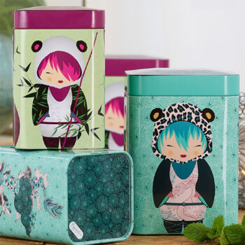 Boîte à thé Eigenart Little Animals Leo en inox avec un motif de personnage portant une capuche léopard, idéale pour conserver 100g de thé