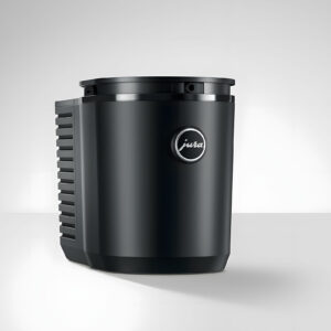Vue latérale du JURA Cool Control 1L (EB) Black, soulignant son design compact, ses lamelles de ventilation latérales et le logo chromé JURA sur le devant.