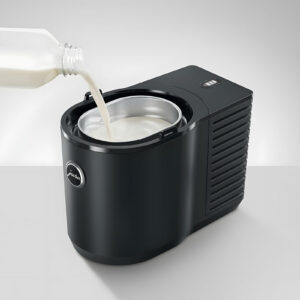 Processus de remplissage du JURA Cool Control 1L (EB) Black avec du lait frais, mettant en évidence son compartiment ouvert et sa capacité pratique.