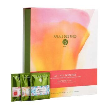 Coffret de thés parfumés Palais des Thés avec neuf créations iconiques en sachets mousseline, boîte colorée et trois sachets individuels en avant-plan