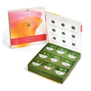 Coffret ouvert "Les thés parfumés" de Palais des Thés, présentant 9 variétés de thés en sachets individuels dans des compartiments verts, avec un livret explicatif sur la gauche.