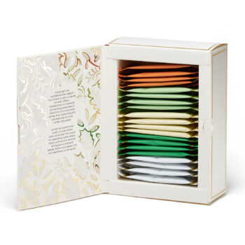 Coffret Dammann Frères assortiment Noël édition 2024 ouvert, révélant 20 sachets Cristal® de thé et infusions aux couleurs festives