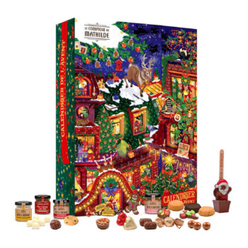 Calendrier de l'Avent Le Comptoir de Mathilde illustré d'une scène hivernale avec un renne, entouré de petites gourmandises comme des chocolats et des pots de pâte à tartiner.