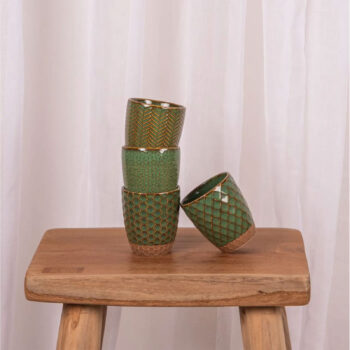 Bastide coffret Jaspe 4 gobelets vert en grès avec motifs en reliefs assortis et liserai marron foncé, sur un tabouret en bois