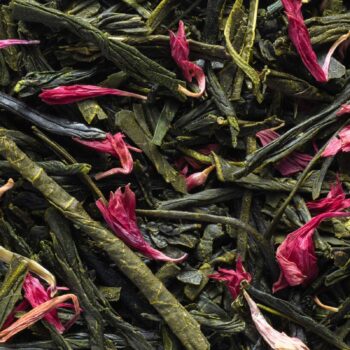 Feuilles de thé vert Sencha séchées mélangées à des pétales de fleur de cerisier sakura et des morceaux de fraise, évoquant le thé glacé Blossom Season de Dammann Frères.