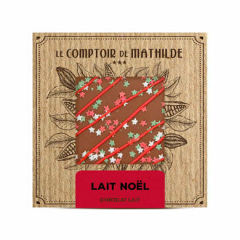 Image de la tablette de chocolat au lait Noël Festif Le Comptoir de Mathilde, décorée d’étoiles colorées et de fils de chocolat rouge, dans un emballage festif en carton.