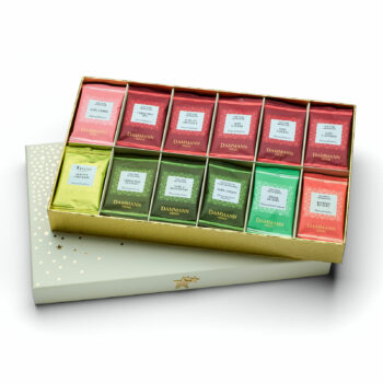Coffret Dammann Frères Rêves de Noël ouvert, contenant 48 sachets suremballés de 12 thés et infusions festifs.