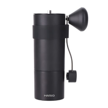 Moulin à café manuel Hario noir compact, idéal pour moudre vos grains en voyage