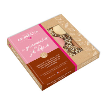 Tablette chocolat au lait Monbana garnie de morceaux de biscuit, amandes et noisettes, visible dans l'emballage