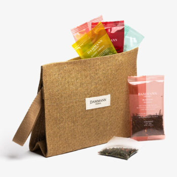 Pochette en toile de jute Dammann Frères contenant un assortiment de thés glacés aux couleurs vives