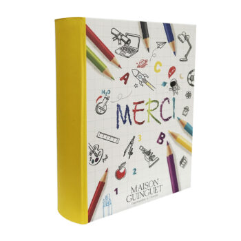 Boîte cadeau Maison Guinguet forme de livre 'Merci', couverture blanche illustrée motifs école/sciences et tranche jaune