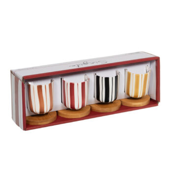 Coffret de quatre gobelets en porcelaine à rayures colorées (rouge, blanc, noir, jaune) sur des sous-verres en bois, présentation du coffret Bastide Singita.