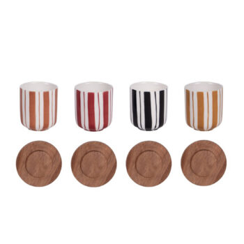 Quatre gobelets en porcelaine beige avec des rayures verticales marron, rouge, noir et orange, accompagnés de leurs sous-verres en bois assortis