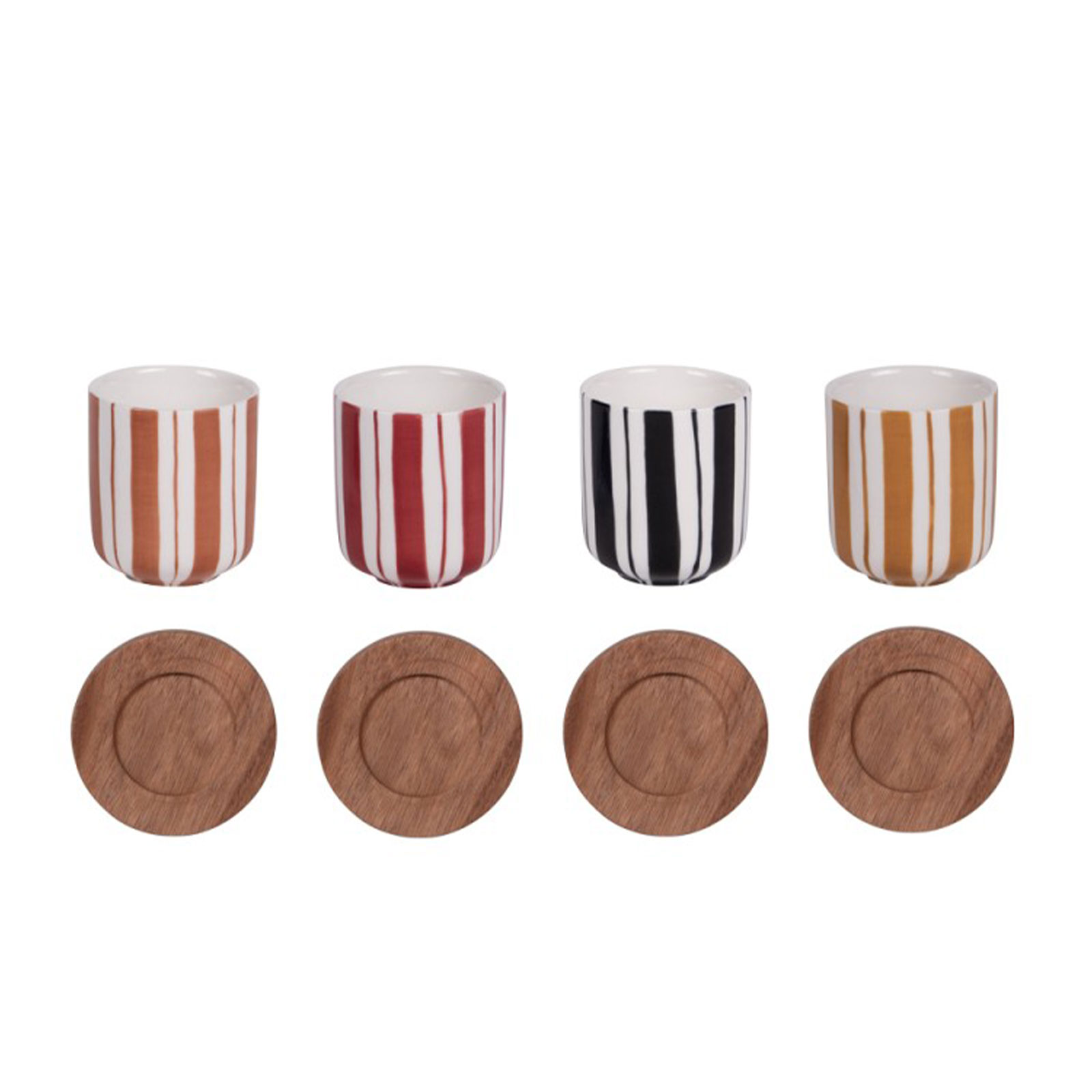 Quatre gobelets en porcelaine beige avec des rayures verticales marron, rouge, noir et orange, accompagnés de leurs sous-verres en bois assortis
