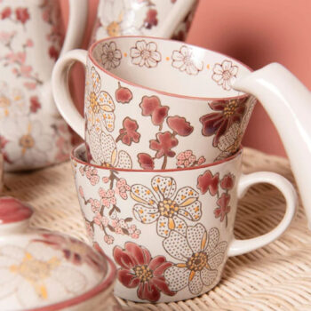 Deux tasses en porcelaine Kiyo empilées, décorées de motifs floraux multicolores et authentiques sur fond blanc